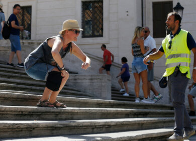Piazza di Spagna, spunta il parrucchiere abusivo. Violato il luogo simbolo
