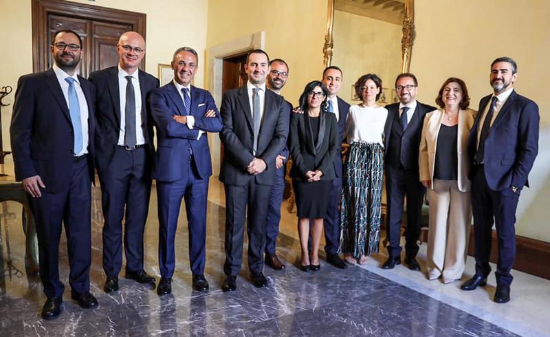 Governo, Di Maio in posa con i nuovi ministri: “Pronti a dare il massimo” Governo, Di Maio in posa con i nuovi ministri: “Pronti a dare il massimo”