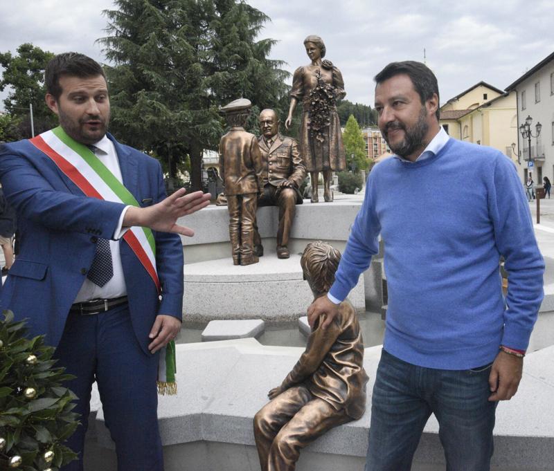Salvini e Sgarbi a Borgosesia per inaugurare la fontana contro le mafie Salvini e Sgarbi a Borgosesia per inaugurare la fontana contro le mafie
