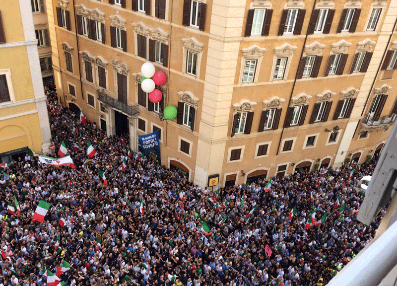 Galleria foto '“Il popolo si ribella alla truffa”. La Meloni riempie la piazza. Video-foto' - foto 1