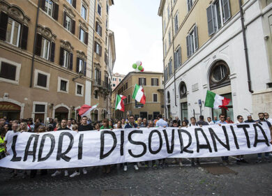 La piazza piena dà fastidio come lo dava a Stalin e Mussolini