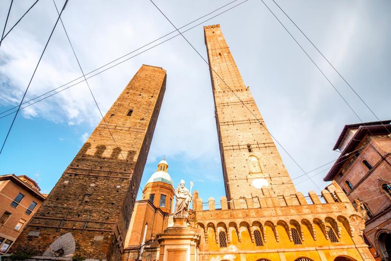 Bologna, ecco i “muri della gentilezza” dove appendere abiti per i bisognosi Bologna, ecco i “muri della gentilezza” dove appendere abiti per i bisognosi