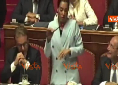 Ronzulli mostra in aula un tonno, un lucchetto, un apriscatole e lo scotch