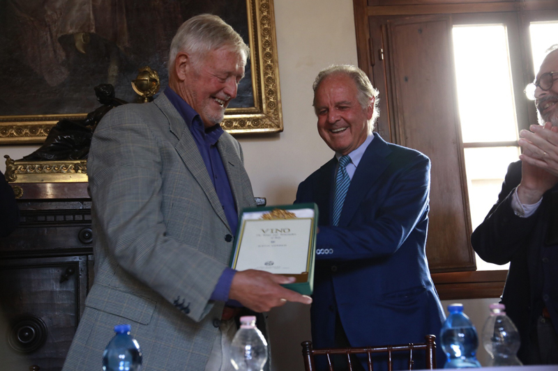 Burton Anderson riceve il premio dell’Istituto Grandi Marchi a Firenze Burton Anderson riceve il premio dell’Istituto Grandi Marchi a Firenze