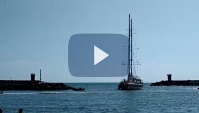 Mare inquinato, la barca a vela anti-plastica del campione attracca a Roma