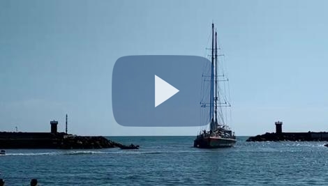 Mare inquinato, la barca a vela anti-plastica del campione attracca a Roma Mare inquinato, la barca a vela anti-plastica del campione attracca a Roma