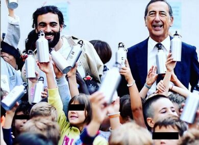 Scuola, il sindaco Sala e Mengono distribuiscono borracce ai bimbi