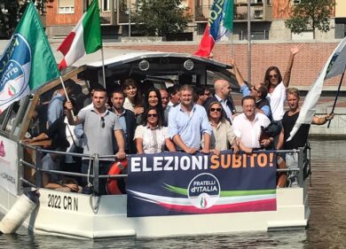 Fratelli d’Italia, flashmob sui Navigli: “Difendere il genio italiano”