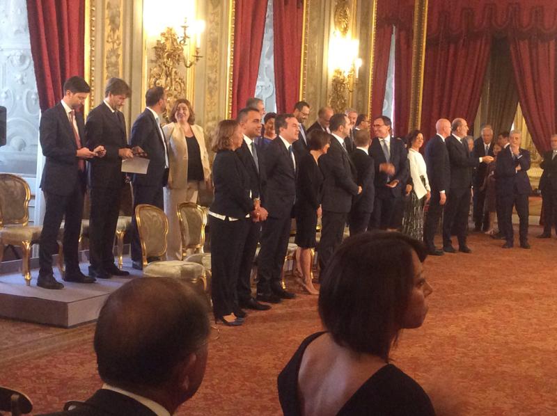 Il governo? Pazzi al potere. Galleggia al di sopra della realtà Il governo? Pazzi al potere. Galleggia al di sopra della realtà