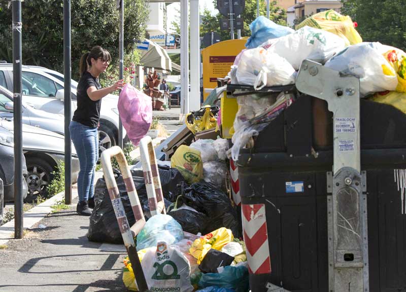 Rifiuti Roma, la raccolta rallenta: 1.500 tonnellate non smaltite. È allarme Rifiuti Roma, la raccolta rallenta: 1.500 tonnellate non smaltite. È allarme