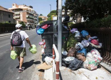 Rifiuti Roma, la raccolta rallenta: 1.500 tonnellate non smaltite. È allarme