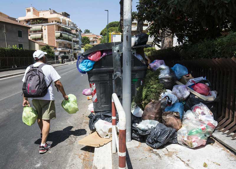 Rifiuti Roma, la raccolta rallenta: 1.500 tonnellate non smaltite. È allarme Rifiuti Roma, la raccolta rallenta: 1.500 tonnellate non smaltite. È allarme