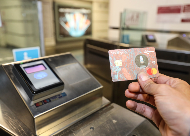 Atac scopre il contactless nelle metro di Roma. Ma a Milano c’è già dal 2018 Atac scopre il contactless nelle metro di Roma. Ma a Milano c’è già dal 2018