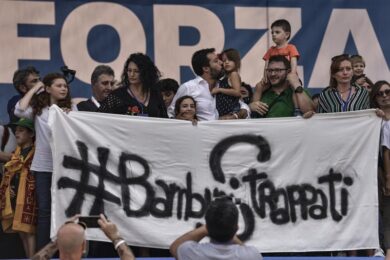 Bambini strappati a famiglie, parla la mamma della bimba sul palco di Pontida