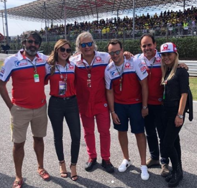 Maria Elena Boschi sexy su Instagram con rossetto rosso e tacchi a spillo.FOTO