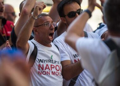 Whirlpool, esplode la protesta. Operai bloccano l’A3 Napoli-Salerno