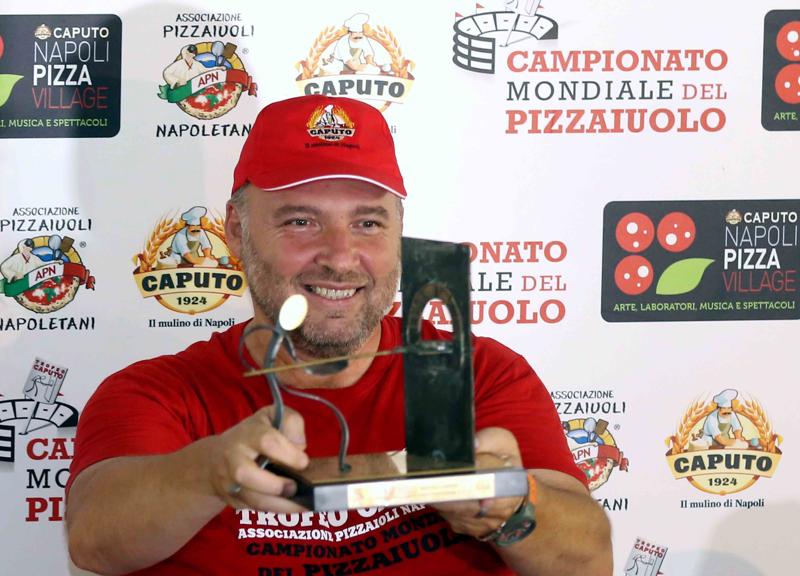 E’ napoletano il vincitore del Trofeo Caputo per il migliore pizzaiuolo Stg E’ napoletano il vincitore del Trofeo Caputo per il migliore pizzaiuolo Stg