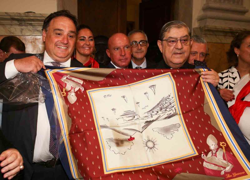 Cilento presenta al cardinale Crescenzio Sepe la collezione per San Gennaro Cilento presenta al cardinale Crescenzio Sepe la collezione per San Gennaro