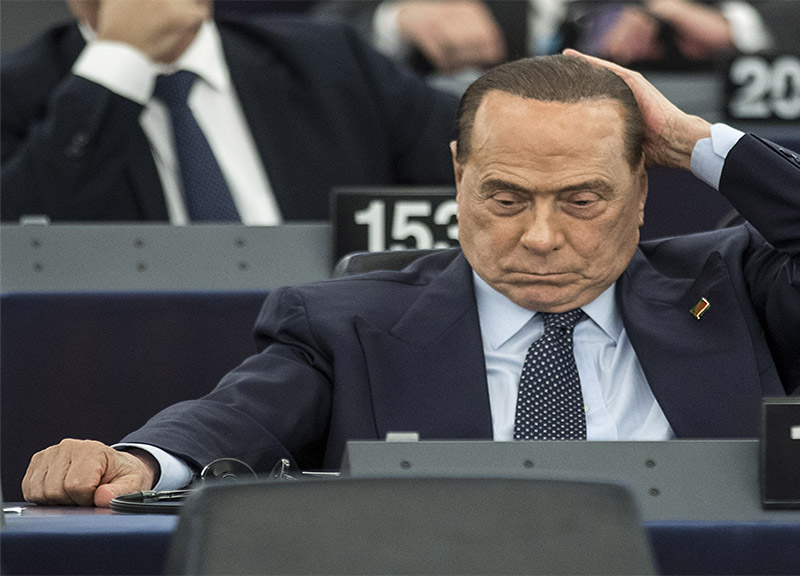 Forza Italia, guerra interna senza fine: altri due consiglieri dicono addio Forza Italia, guerra interna senza fine: altri due consiglieri dicono addio