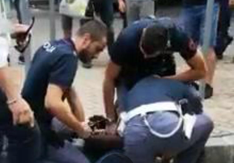 Milano, aggredisce agente e gli rompe metacarpo, preso Milano, aggredisce agente e gli rompe metacarpo, preso