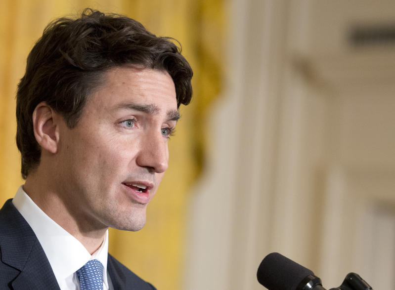 Canada, Trudeau truccato da nero a una festa. “Sono incazzato con me stesso” Canada, Trudeau truccato da nero a una festa. “Sono incazzato con me stesso”