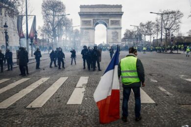 Parigi, i gilet gialli tornano in piazza: decine di arresti