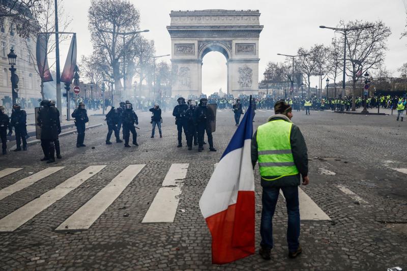 Parigi, i gilet gialli tornano in piazza: decine di arresti Parigi, i gilet gialli tornano in piazza: decine di arresti