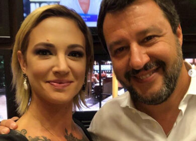 Asia Argento-Salvini, selfie della pace dopo la lite dalla D’Urso