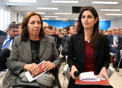 Raggi rivoluzione, rimpasto misterioso: fuori 4 tecnici M5S, dentro i politici