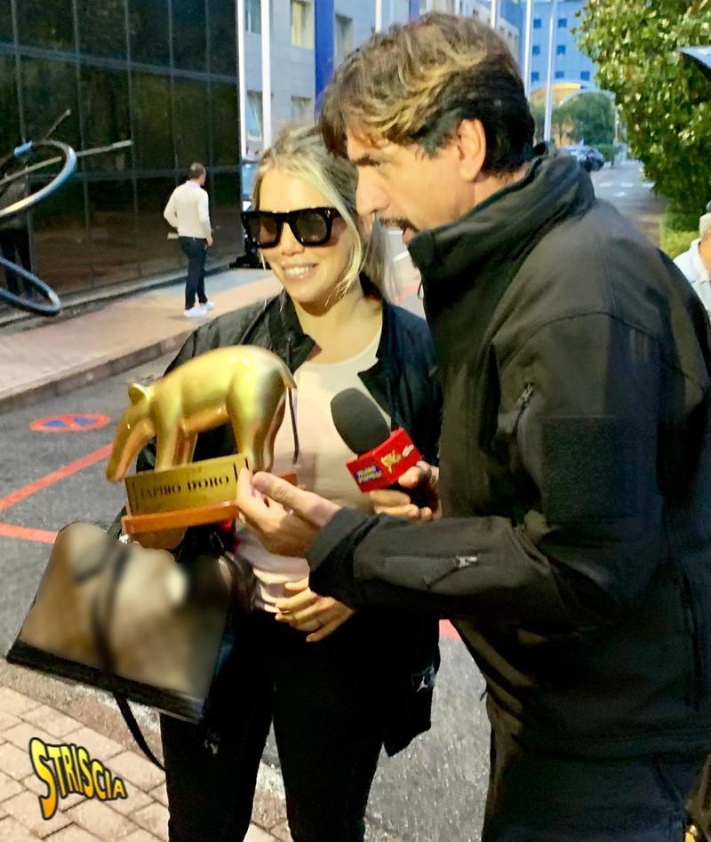 Wanda Nara prende il Tapiro di Striscia la Notizia. Ecco perché Wanda Nara prende il Tapiro di Striscia la Notizia. Ecco perché
