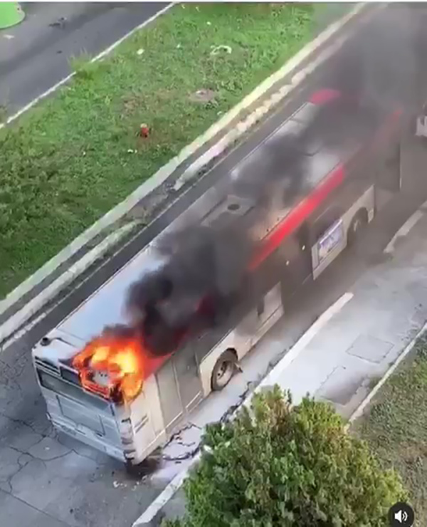 Scandalo Atac, bus a fuoco sulla Bufalotta: il mezzo era in servizio dal 2003 Scandalo Atac, bus a fuoco sulla Bufalotta: il mezzo era in servizio dal 2003