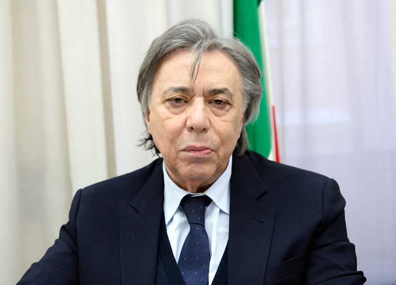 “Roma sta diventando bella”. Freccero saluta Rai2 e si complimenta con Raggi “Roma sta diventando bella”. Freccero saluta Rai2 e si complimenta con Raggi