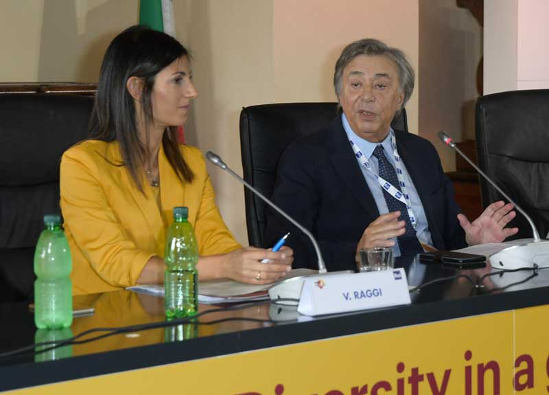 “Roma sta diventando bella”. Freccero saluta Rai2 e si complimenta con Raggi “Roma sta diventando bella”. Freccero saluta Rai2 e si complimenta con Raggi