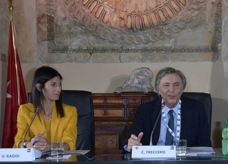 “Roma sta diventando bella”. Freccero saluta Rai2 e si complimenta con Raggi “Roma sta diventando bella”. Freccero saluta Rai2 e si complimenta con Raggi