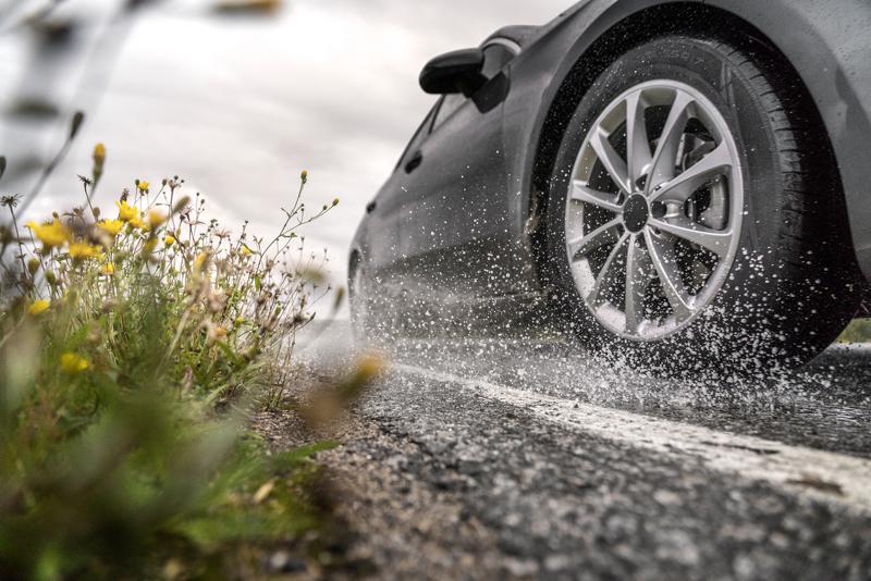 Le piogge autunnali aumentano il rischio di aquaplaning