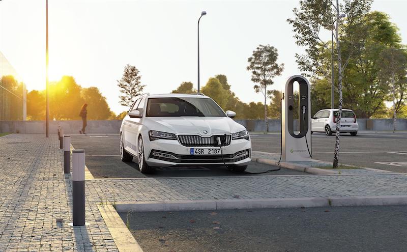 SKODA SUPERB iV, inaugura il programma di mobilità elettrificata in Italia SKODA SUPERB iV, inaugura il programma di mobilità elettrificata in Italia