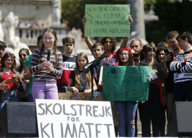 Bomba clima nei licei di Roma: i presidi dichiarano l’eco emergenza per Greta