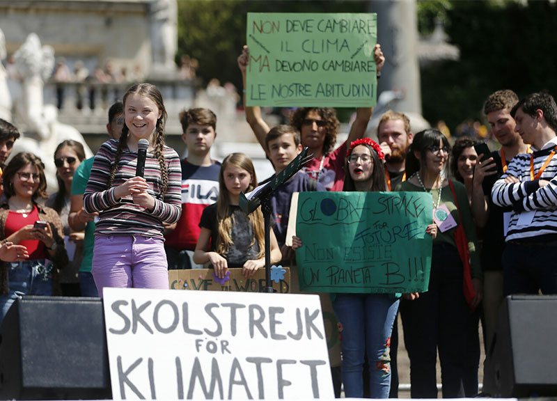 Bomba clima nei licei di Roma: i presidi dichiarano l’eco emergenza per Greta Bomba clima nei licei di Roma: i presidi dichiarano l’eco emergenza per Greta