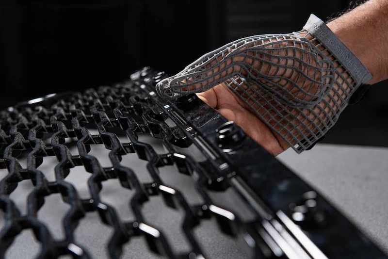Jaguar land Rover, mani protette con i guanti stampati in 3D