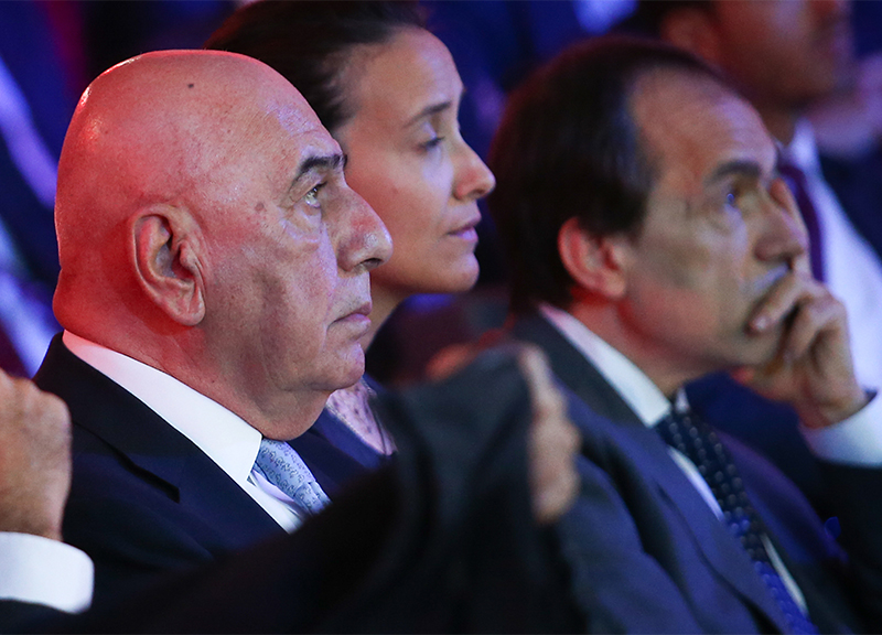 San Siro non va bene per Inter e Milan. Ecco i progetti per il nuovo stadio San Siro non va bene per Inter e Milan. Ecco i progetti per il nuovo stadio
