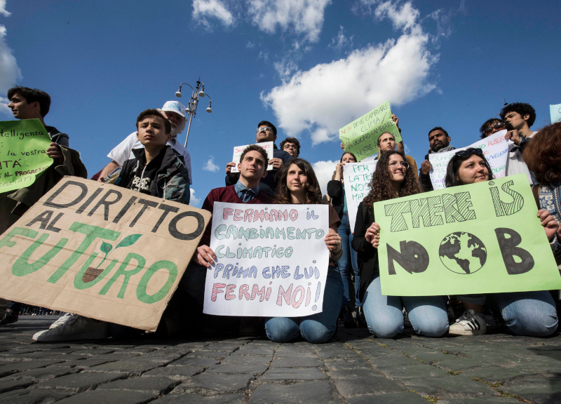 Bomba clima nei licei di Roma: i presidi dichiarano l’eco emergenza per Greta Bomba clima nei licei di Roma: i presidi dichiarano l’eco emergenza per Greta