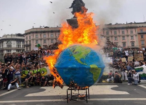 Friday for Future, polemiche per il globo in fiamme in Duomo Friday for Future, polemiche per il globo in fiamme in Duomo