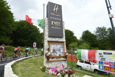 Rigopiano, madre vittima assale ex sindaco, “Era allegro, l’ho preso a pugni”