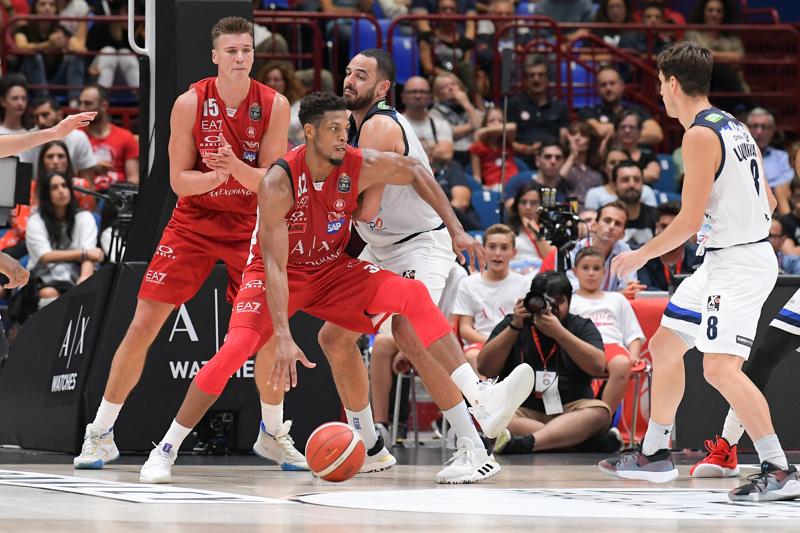 Olimpia Milano ko con Brescia al Forum, ma annuncia il super colpo: Luis Scola Olimpia Milano ko con Brescia al Forum, ma annuncia il super colpo: Luis Scola