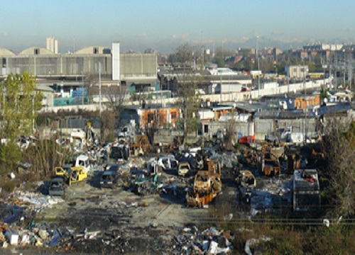 Milano,blitz in campo ROM, trovate due macchine rubate Milano,blitz in campo ROM, trovate due macchine rubate