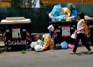 Trasporti e rifiuti, i romani bastonano la Raggi: megatonfo del gradimento