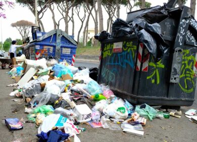 Raccolta rifiuti, Zingaretti salva Roma e Raggi: prorogata ordinanza regionale