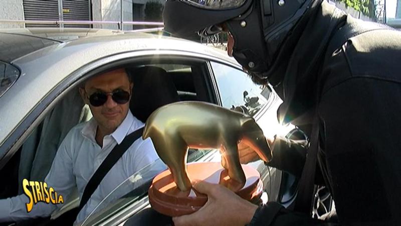 Milan, Maldini prende il Tapiro di Striscia la Notizia. “Sono anni che..” Milan, Maldini prende il Tapiro di Striscia la Notizia. “Sono anni che..”
