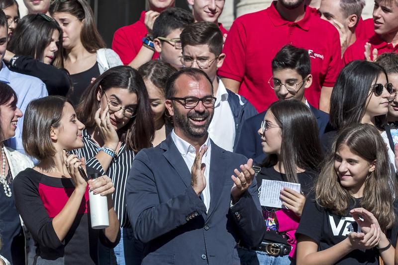 Scuola, Fioramonti : “Il crocifisso in aula può attendere”. Polemiche Scuola, Fioramonti : “Il crocifisso in aula può attendere”. Polemiche