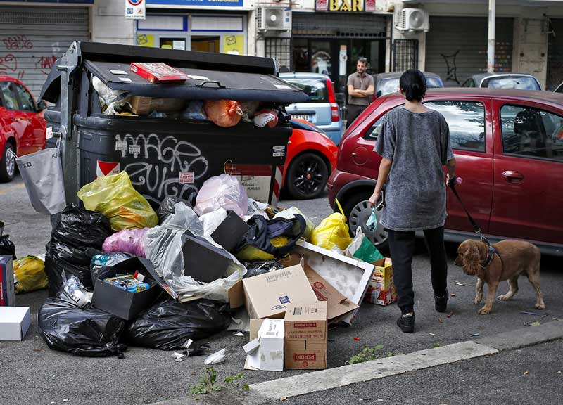 Rifiuti caos: Raggi scopre l’emergenza. Accusa Zingaretti: “Sottovalutazione” Rifiuti caos: Raggi scopre l’emergenza. Accusa Zingaretti: “Sottovalutazione”
